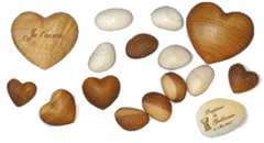 Cailloux et coeurs en bois