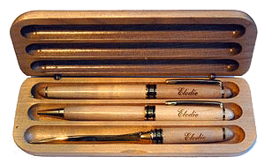 Boîte parure pour trois pièces avec stylo plume stylo bille et ouvre-lettre en bois clair
